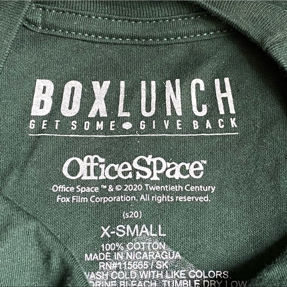 New Office Space Chotchkie’s Restaurant Movie BoxLunch Tee Shirt Flair - Picture 3 of 4